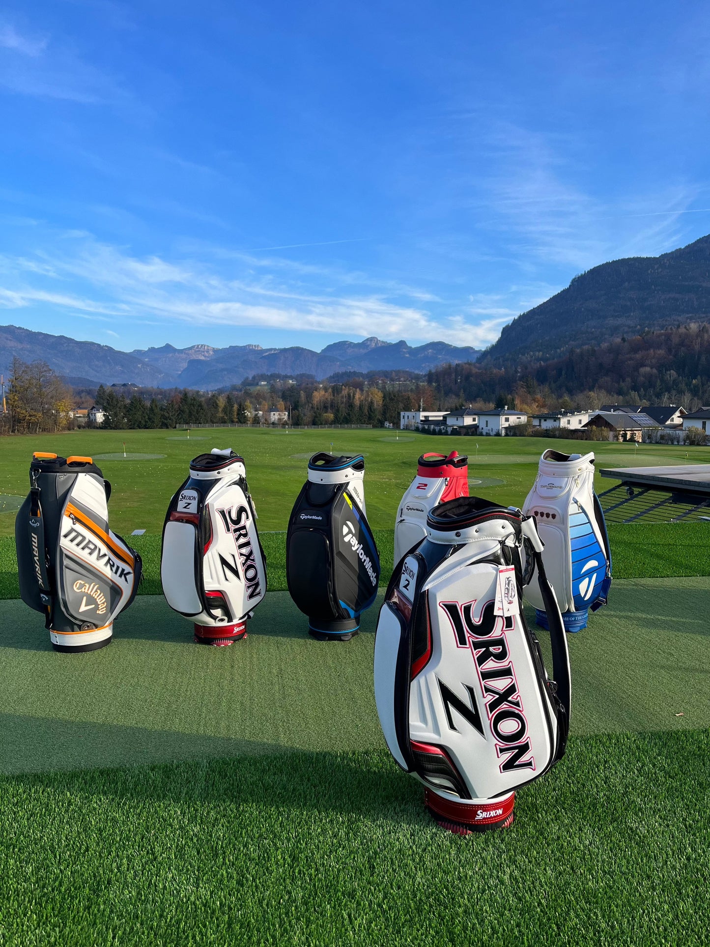 Srixon Tour Bag – hochwertiges Golfbag im Tour-Design - Golfbags im Hintergrund
