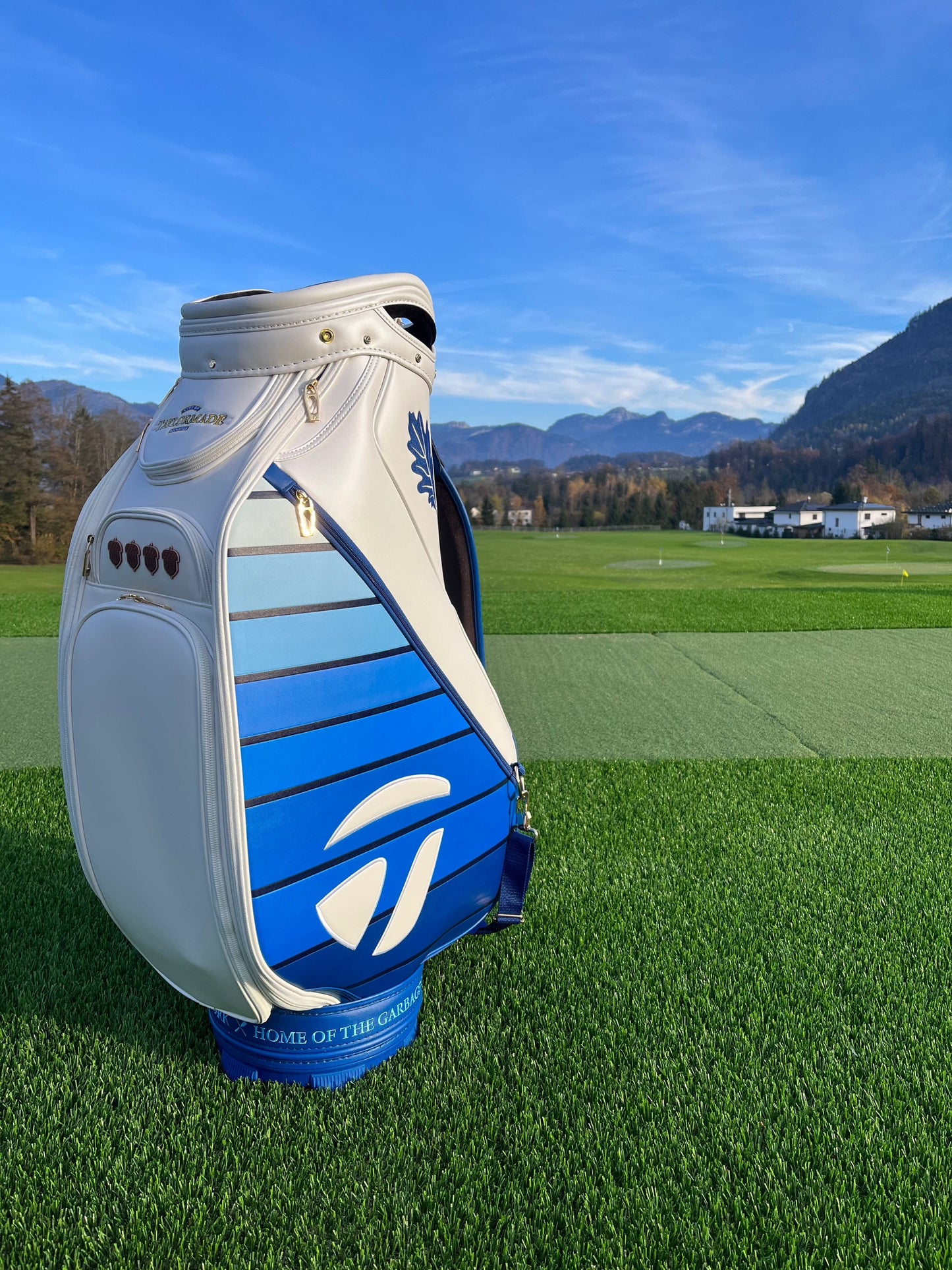TaylorMade Championship Bag – exclusieve golftas met toernooidesign op groen gras met golfbaan