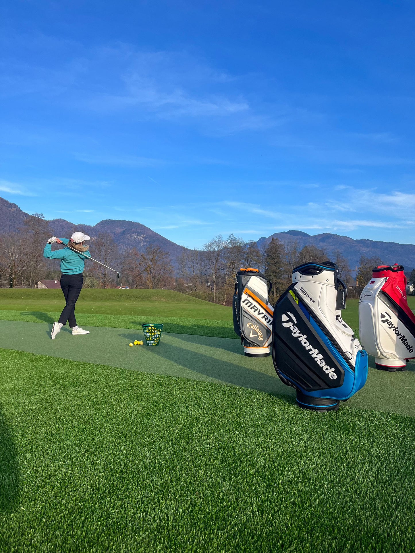 TaylorMade SIM 2 Tour Bag – mit Golfer auf Golfplatz