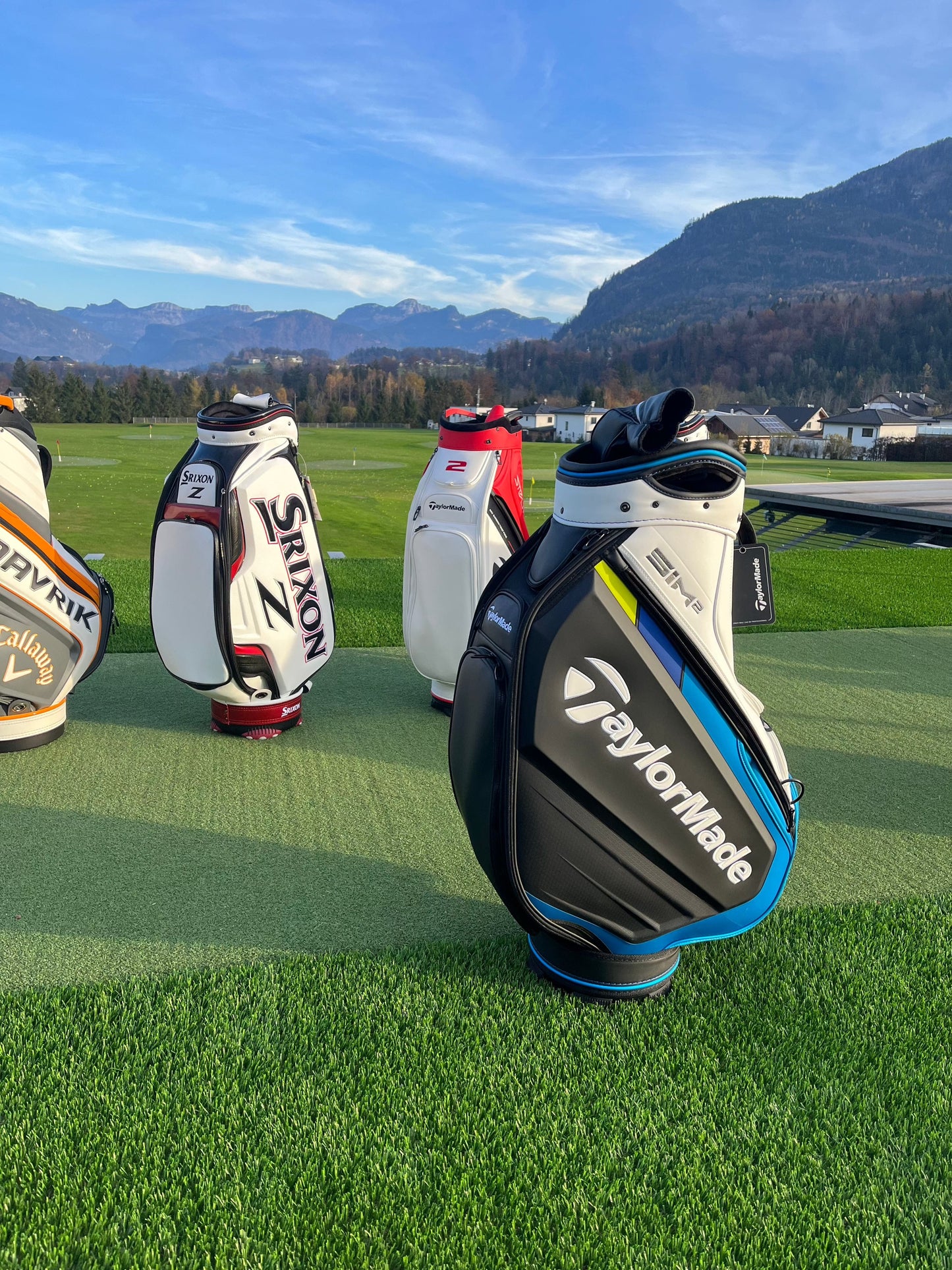 TaylorMade SIM 2 Tour Bag – hoogwaardige golftas in het tourdesign met andere Golfbags op golfbaan