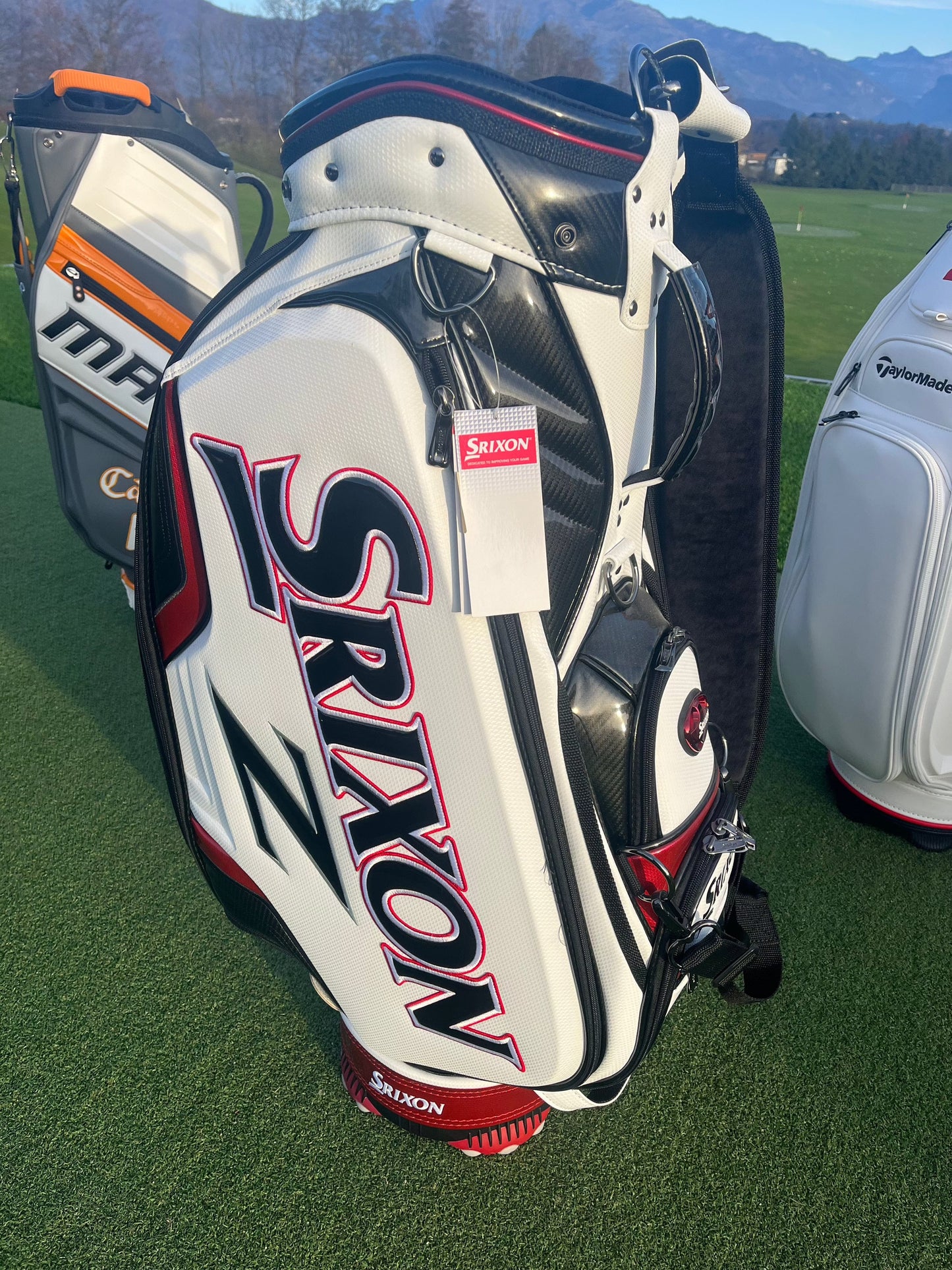 Srixon Tour Bag – hoogwaardige golftas in het tourdesign op groen gras