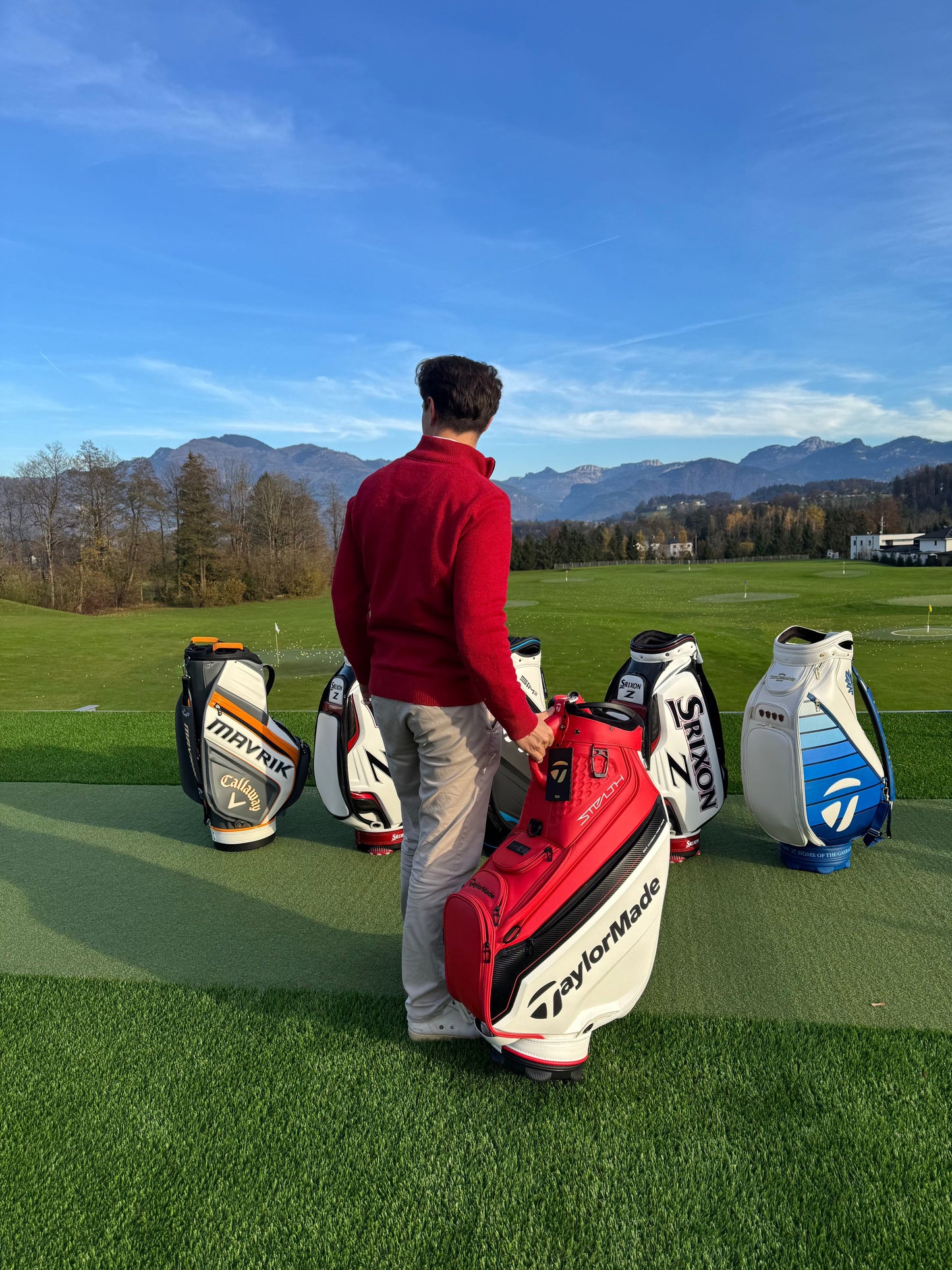 TaylorMade Stealth 2 Tour Bag – stijlvolle golftas met tourdesign - golfer houdt de golftas vast
