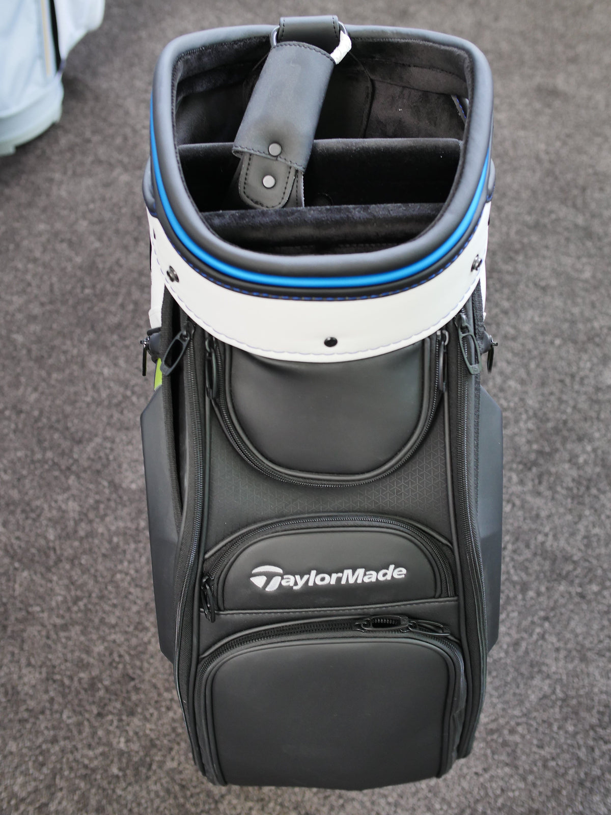 TaylorMade SIM 2 Tour Bag – hoogwaardige golftas in het tourdesign bovenaanzicht