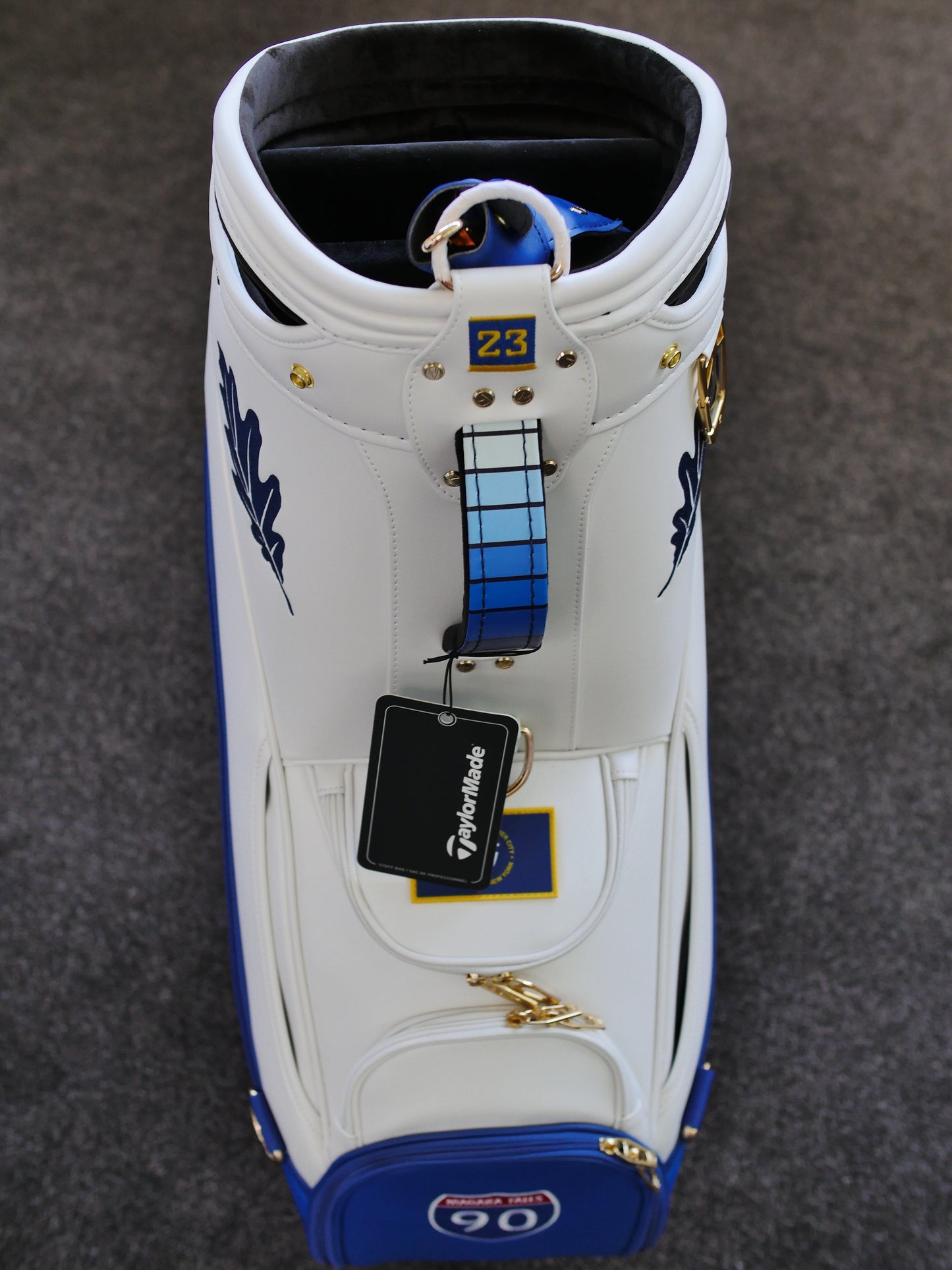 TaylorMade Championship Bag – exklusives Golfbag mit Turnier-Design Frontansicht