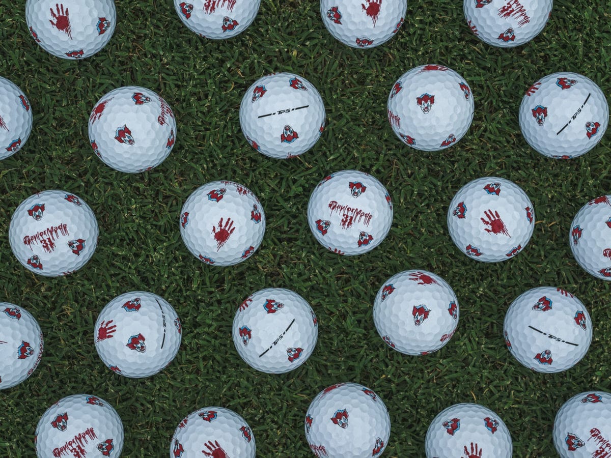 TaylorMade TP5 Halloween Edition - ballen op gras