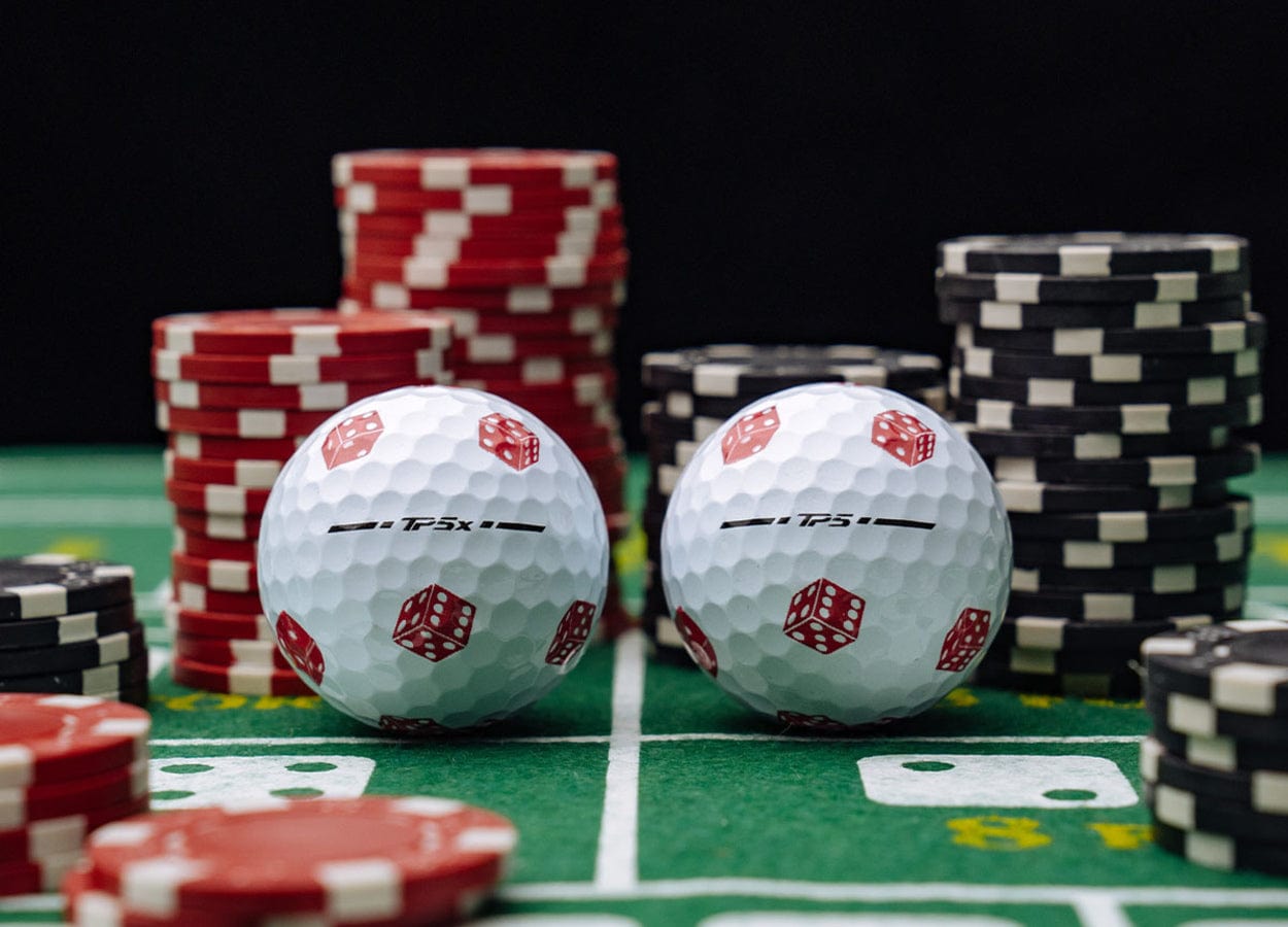 TaylorMade Tp5 Casino Edition - Bälle vor Pokerchips