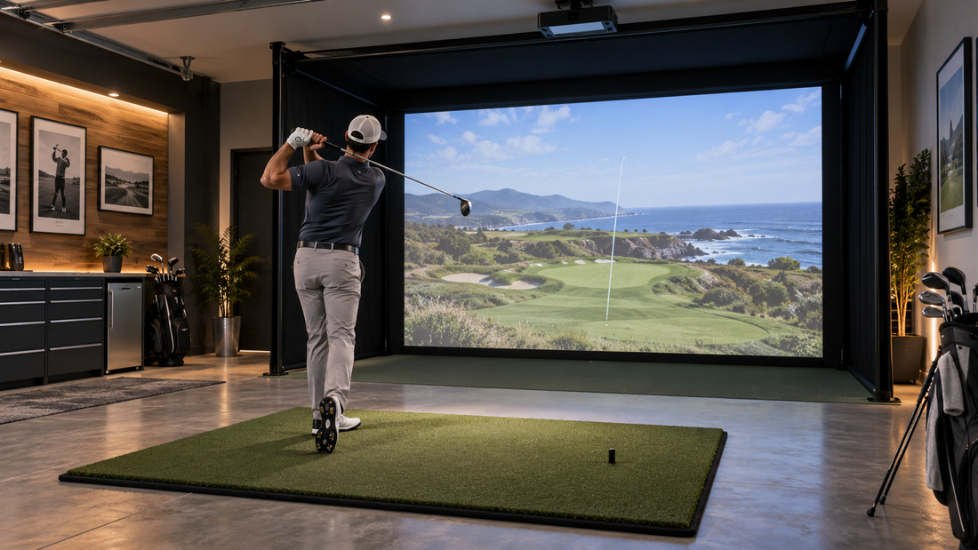 Golfer beim Training vor einer Golf Simulator Leinwand im Indoor-Golfsimulator