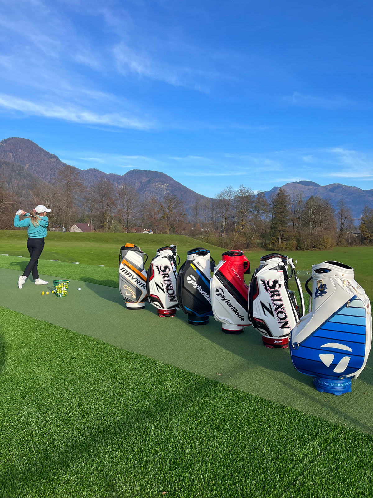 Verschieden Golfbags auf Golfplatz mit Golfer