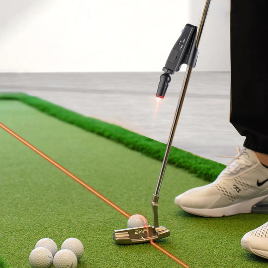 Golf Putting Laser am Putterschaft befestigt: rote Laserlinie zeigt die Putt-Ausrichtung auf einer grünen Puttingmatte