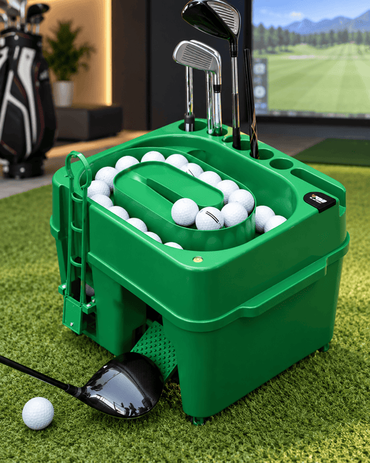 Halbautomatischer Golfballspender mit 50 Golfbällen, Schlägerhaltern und Ballausgabe im Indoor-Golfsimulator