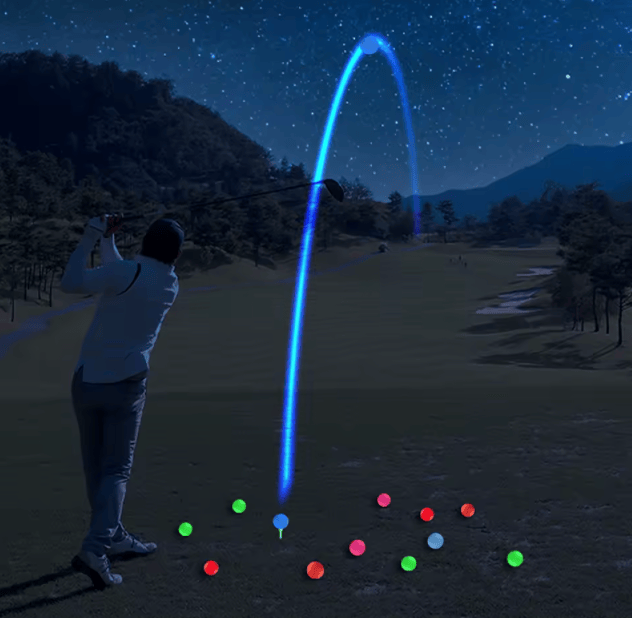 Nachtgolf: Golfer beim Abschlag mit farbiger Ballflugbahn